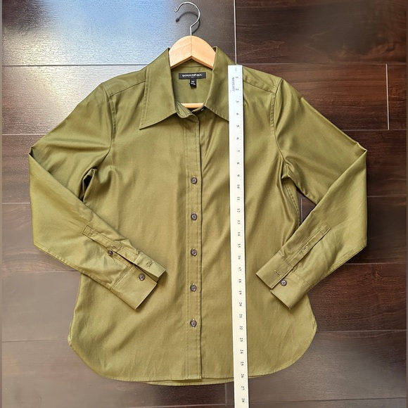 Banana Republic Olive Green Women’s Button Up - Picture 4 of 9